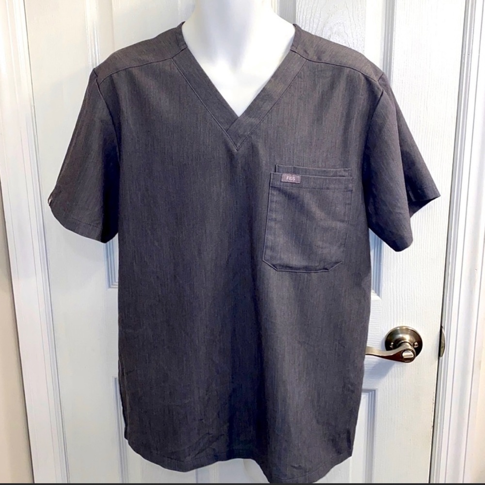 NWOT FIGS Leon ™M Three-Pocket Scrub Top in Graphite Gray Size Medium